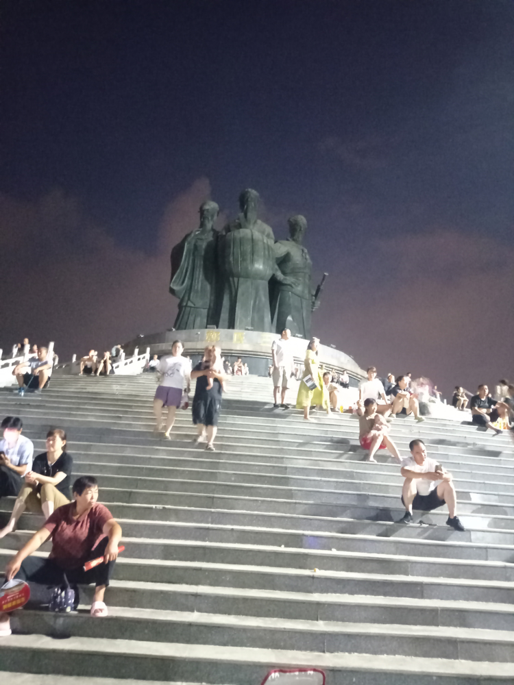 晚上的荥阳市市标